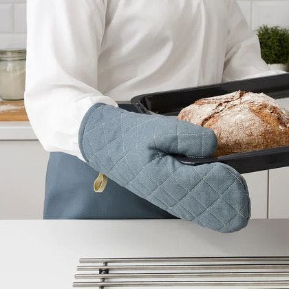 Don't use a wet fabric oven mitt.
