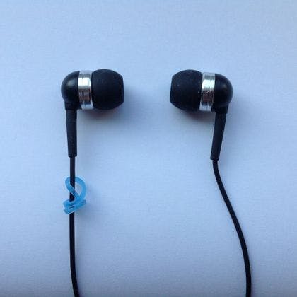 Use a loom band to easily identify L and R earbuds